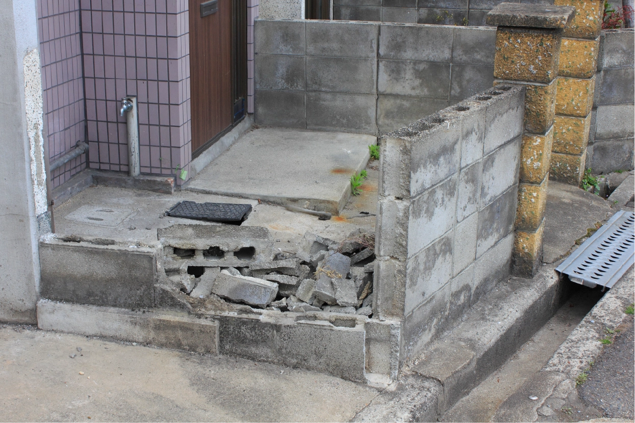 倒壊した古いブロック塀の画像