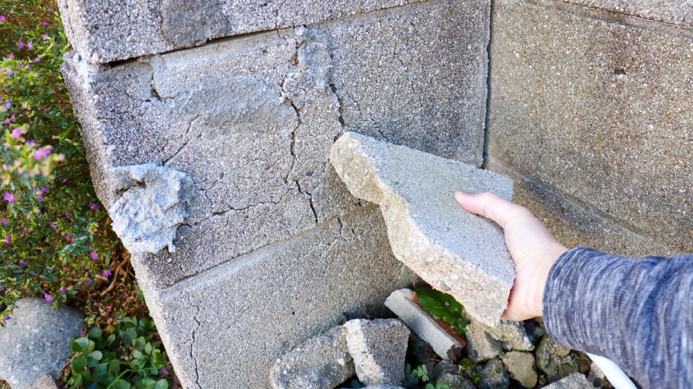 古くなり強度が落ちたブロック塀の画像
