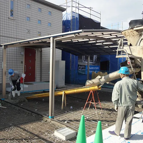 カーポートの施工中