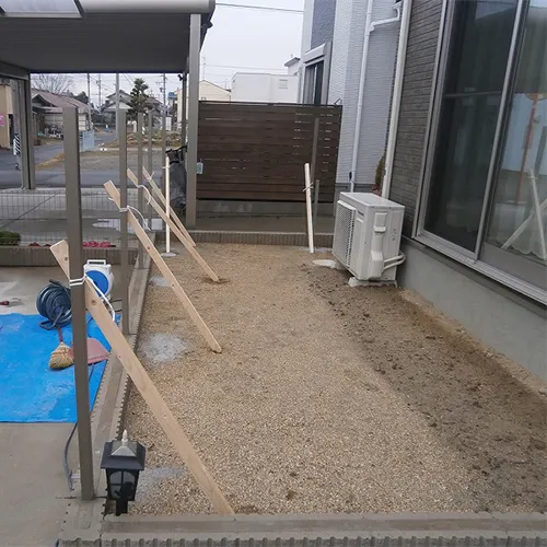 フェンス設置の施工中