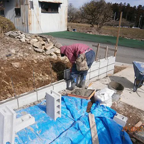 ブロック塀施工中